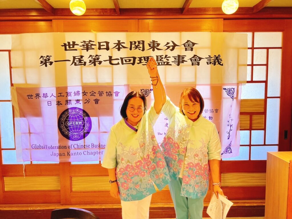 新會長黃碧霞 (左) 與現任會長鄭玉蘭 (右)