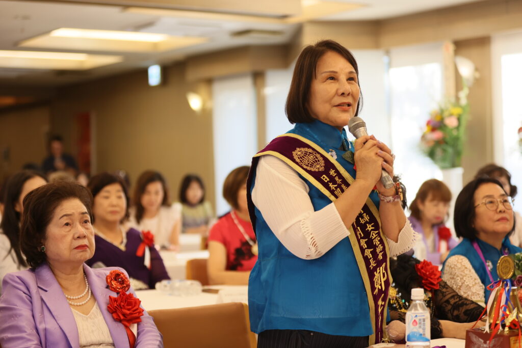 創會會長鄭玉蘭(中)致詞