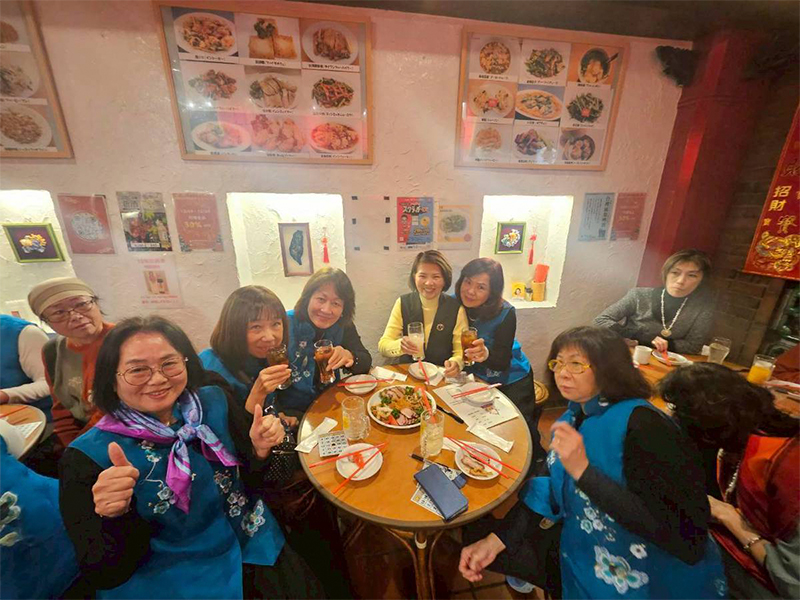 懇親忘年會用餐交流中